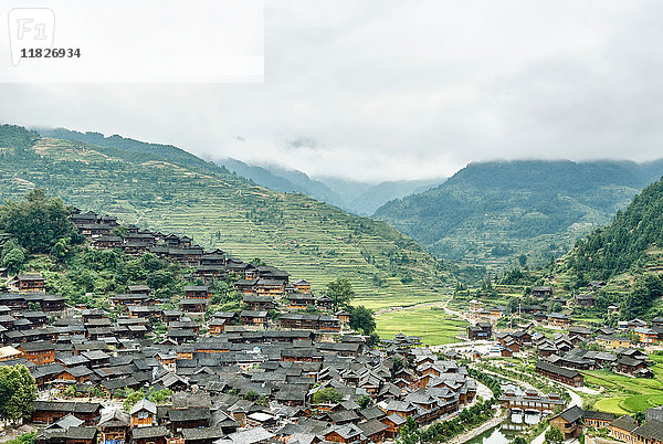 Bergtal-Landschaft und Dorf Xijiang  Guizhou  China