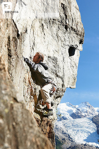 Mann Felsklettern  Chamonix  Haute Savoie  Frankreich
