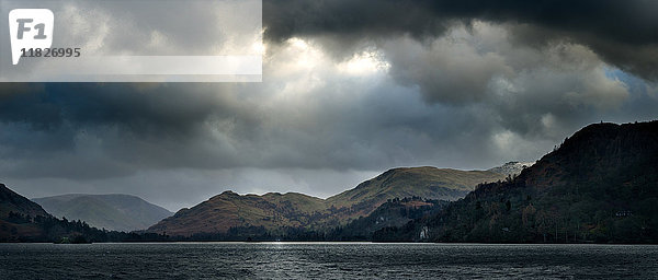 Panoramablick auf den Ullswater See  The Lake District  UK