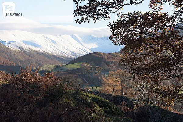 Schneebedeckte Berge über Martindale  The Lake District  UK