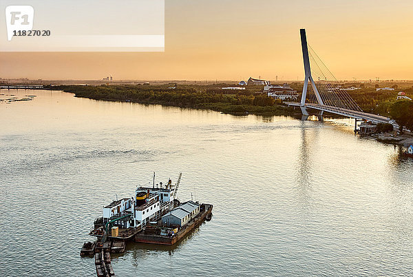 Songhua-Fluss bei Sonnenuntergang  Harbin  Heilongjiang  China