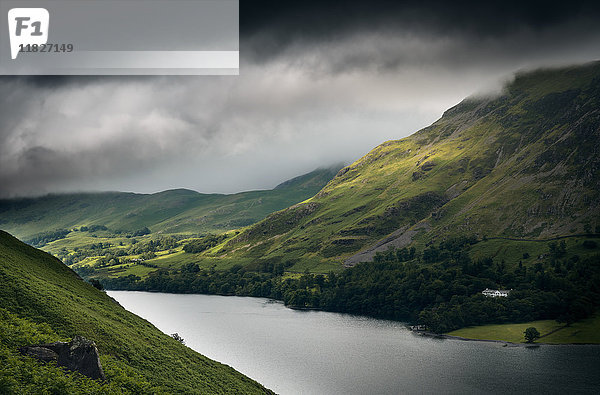 Sturmwolken über dem Buttermere-See  The Lake District  UK