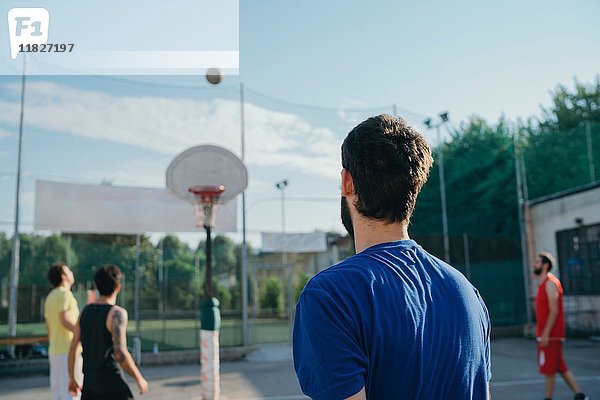 Freunde auf dem Basketballplatz beim Basketballspiel