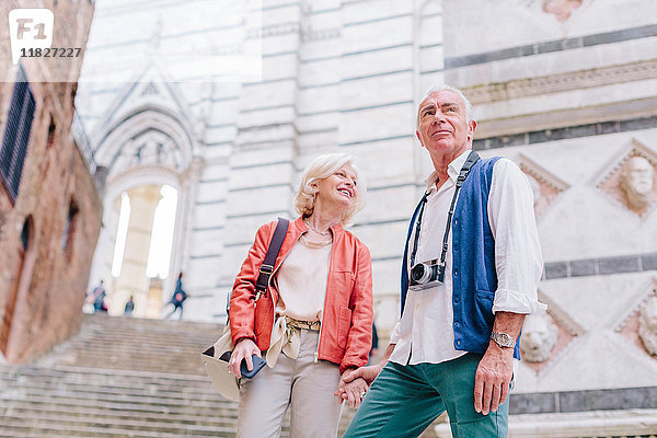 Touristenpaar mit Kamera und Smartphone an der Stadttreppe  Siena  Toskana  Italien