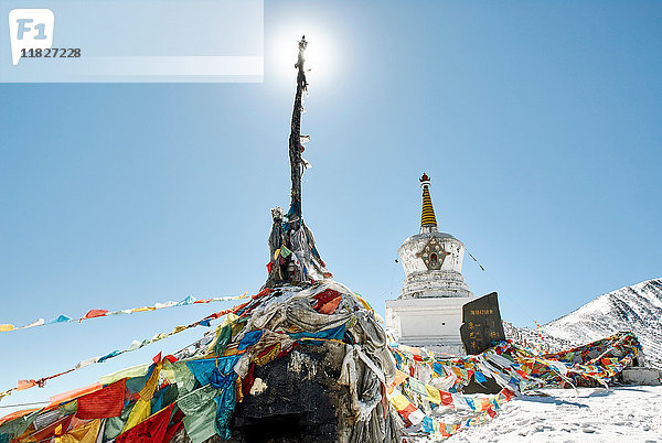 Gebetsfahnen auf dem Berg Zheduo  Kangding  Sichuan  China