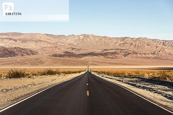 Landschaft mit gerader Straße im Death Valley National Park  Kalifornien  USA