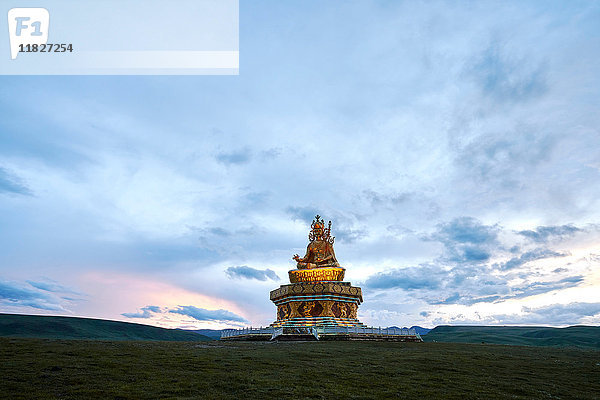 Goldene buddhistische Skulptur auf dem Hügel  Baiyu  Sichuan  China