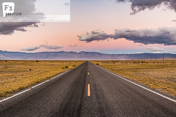 Gerade Straße bei Sonnenuntergang im Death Valley National Park  Kalifornien  USA