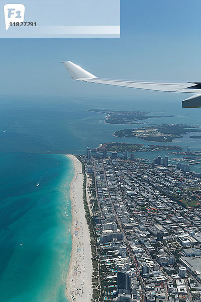 Flugzeugflügel über Miami Beach  Florida  USA