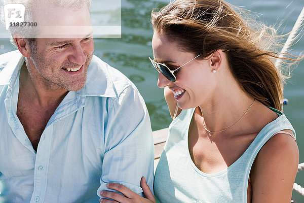 Paar auf einer Yacht  Frau berührt den Arm eines Mannes