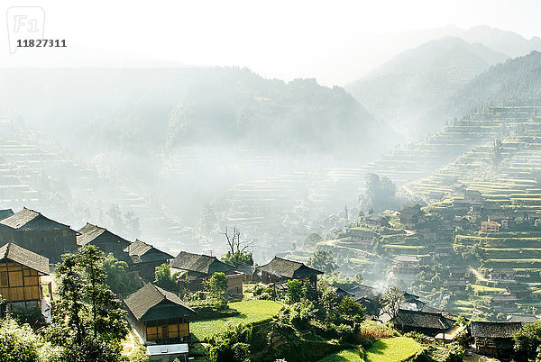 Neblige Bergtal-Landschaft und Dorf Xijiang  Guizhou  China