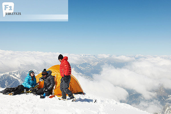 Menschen zelten in den Bergen  Chamonix  Frankreich