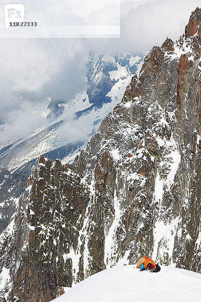 Menschen zelten in den Bergen  Chamonix  Frankreich
