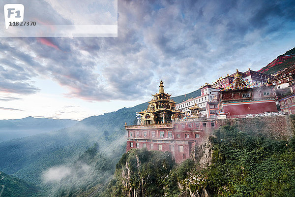 Katok-Kloster im Morgennebel  Baiyu  Sichuan  China