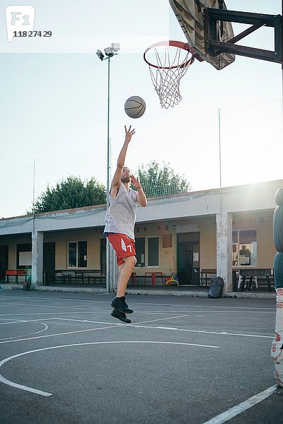 Mann springt für Basketballkorb