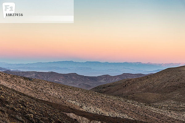 Landschaft aus Dantes Sicht bei Sonnenuntergang  Death Valley National Park  Kalifornien  USA