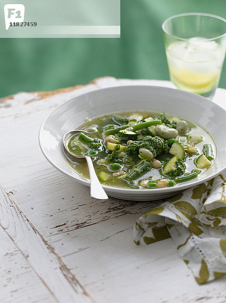 Schüssel Frühlings-Pesto-Suppe mit Zucchini und Bohnen
