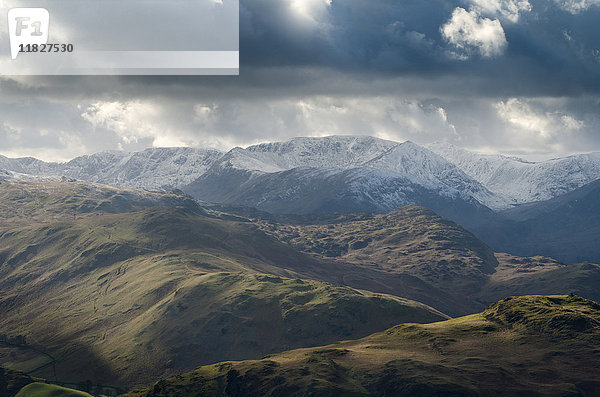 Landschaftsansicht von Arthur's Pike über Hallin Fell  oberhalb von Ullswater  The Lake District  UK