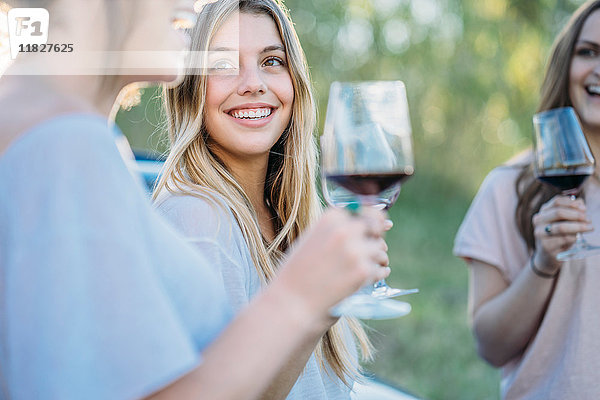 Freunde trinken lächelnd Wein  Firenze  Toskana  Italien  Europa