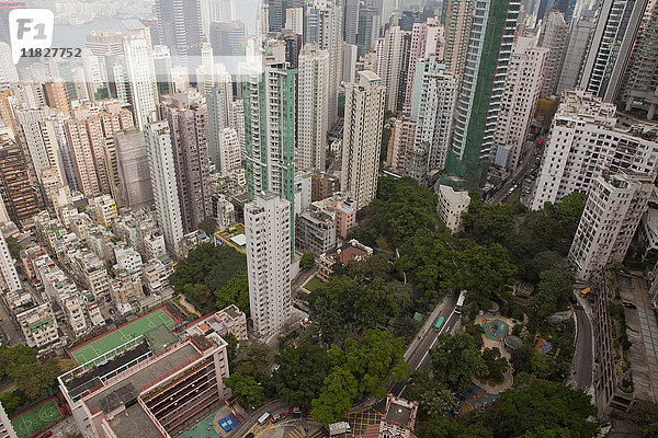 Blick von Wolkenkratzern  Hongkong  China