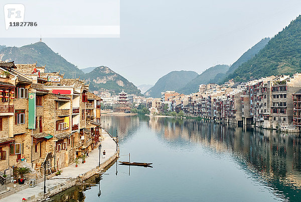 Stadtlandschaft am Wasser  Zhenyuan  Guizhou  China