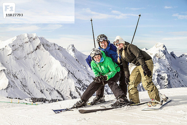 Gruppenporträt von Skifahrerfreunden  Warth  Vorarlberg  Österreich