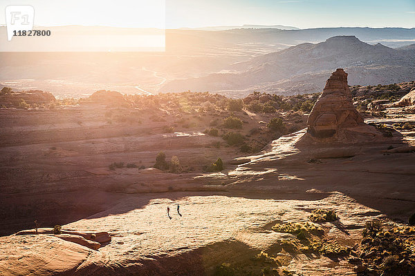 Wanderer erkunden den Arches-Nationalpark  Moab  Utah  USA