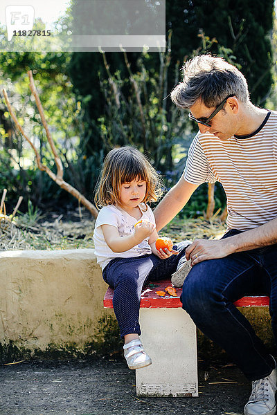 Vater und kleines Mädchen genießen Orange