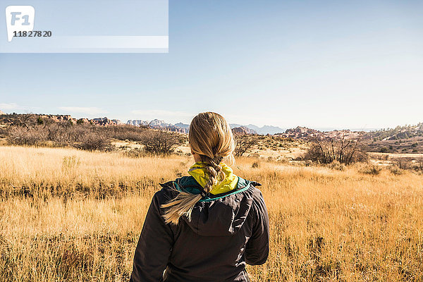 Frau schaut auf Ansicht  Rückansicht  Zion-Nationalpark  Springdale  Utah  USA