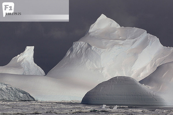 Eisberg im Südpolarmeer  180 Meilen nördlich der Ostantarktis  Antarktis