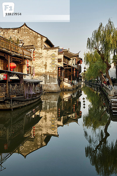 Spiegelbild von Wasserstraße und traditionellem Bauen  Xitang Zhen  Zhejiang  China