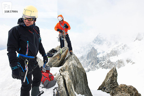 Zwei Männer beim Felsklettern  Chamonix  Frankreich