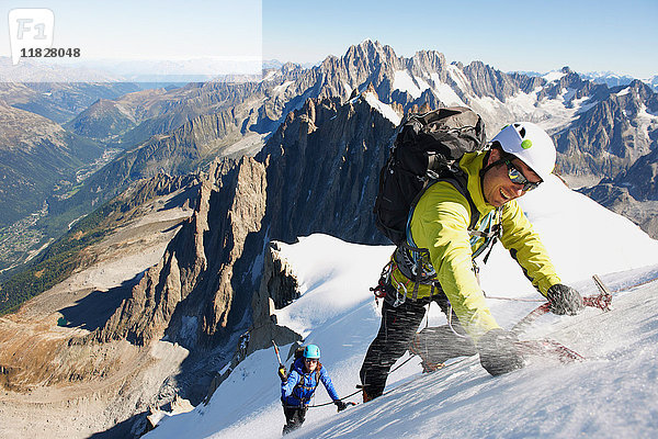 Mittelgrosse erwachsene Paare beim Bergsteigen  Chamonix  Haute Savoie  Frankreich