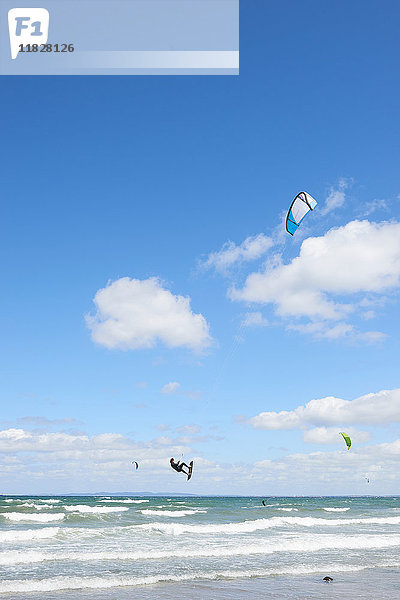 Kitesurfer in der Luft über dem Meer  Hornbæk  Hovedstaden  Dänemark