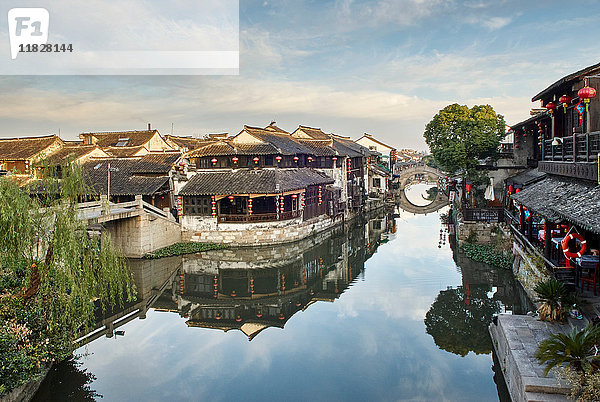 Blick auf Wasserwege und traditionelle Gebäude  Xitang Zhen  Zhejiang  China