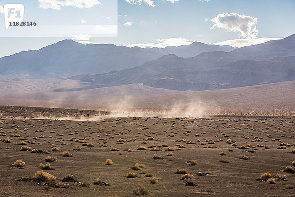 Landschafts- und Staubsturm am Ubehebe-Krater im Death Valley National Park  Kalifornien  USA