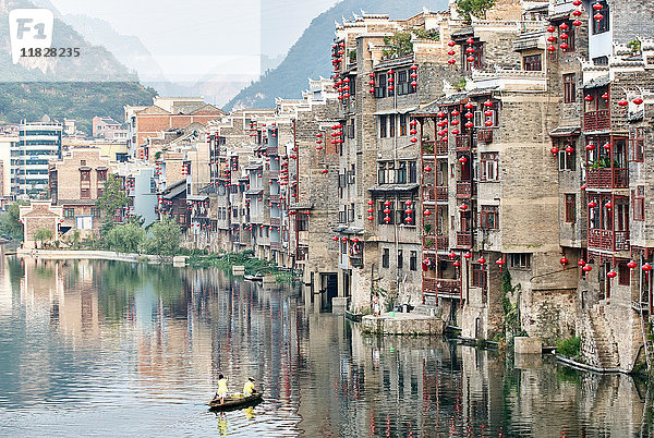 Stadtlandschaft am Wasser  Zhenyuan  Guizhou  China