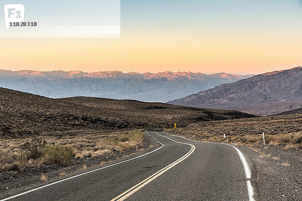 Kurvenreiche Straße im Death Valley National Park  Kalifornien  USA