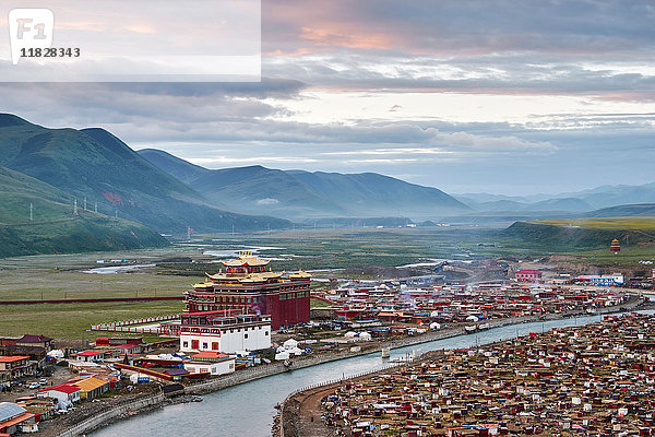 Erhöhte Ansicht einer Fluss- und Talstadt  Baiyu  Sichuan  China