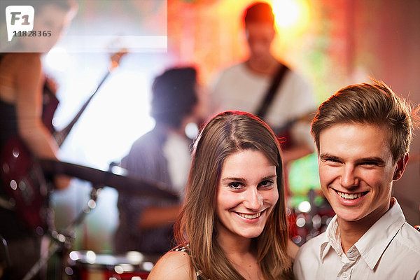 Teenager im Konzert  Paar im Vordergrund
