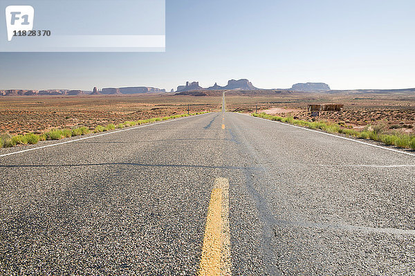 Straße durch den Monument Valley Navajo Tribal Park  Utah  USA