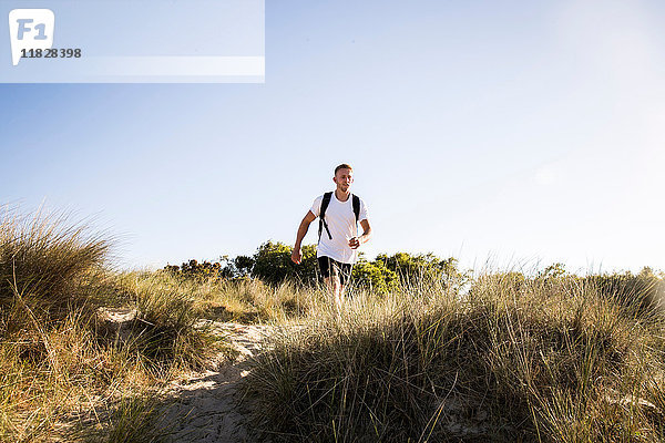 Ausbildung junger Männer  Power Walking auf Sanddünen
