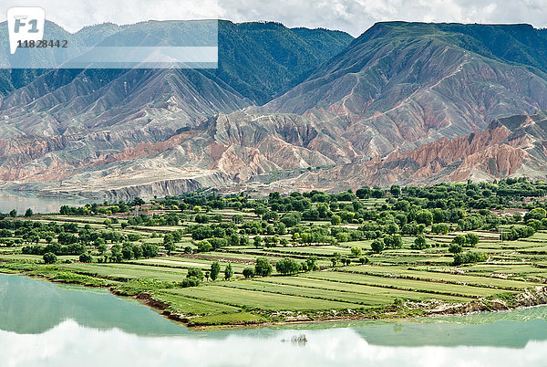 Erhöhter Blick auf Berge und landwirtschaftlich genutzte Flächen am Gelben Fluss  Sichuan  China