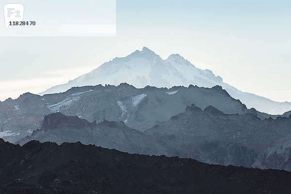 Blick auf den Berg Tronador und die zerklüftete Landschaft  Anden  Nahuel-Huapi-Nationalpark  Rio Negro  Argentinien