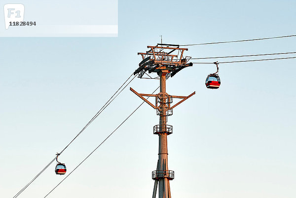 Seilbahnen gegen den blauen Himmel  Harbin  Heilongjiang  China