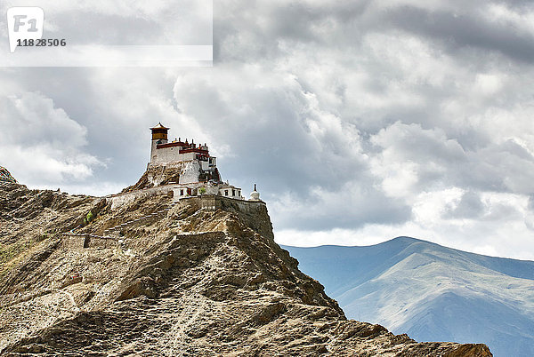 Blick auf den Yungbulakang-Palast auf dem Berg  Nedong  Xizang  China