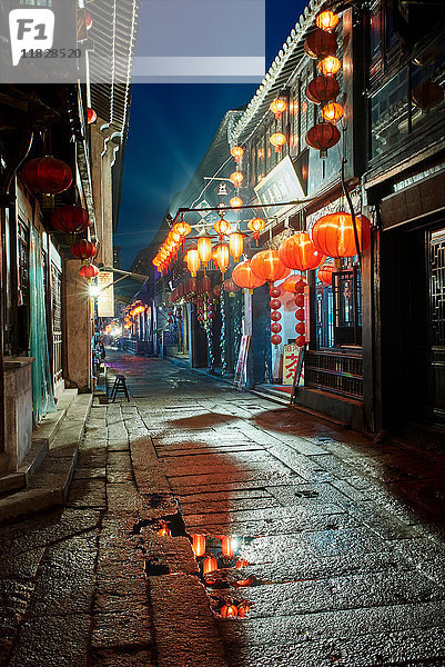 Traditionell gepflasterte Straße und Laternen bei Nacht  Xitang Zhen  Zhejiang  China