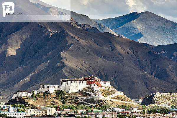 Blick auf den Potala-Palast und die Berge  Lhasa  Xizang  China