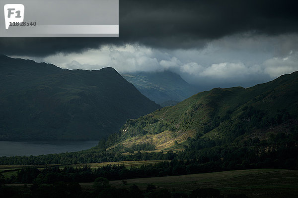 Ullwasser und Sturmwolken  The Lake District  UK