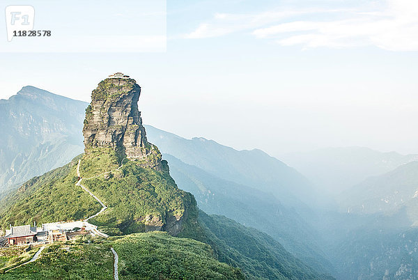 Erhöhter Blick auf die Felsformation des Mount Fanjing und die neblige Landschaft  Jiangkou  Guizhou  China